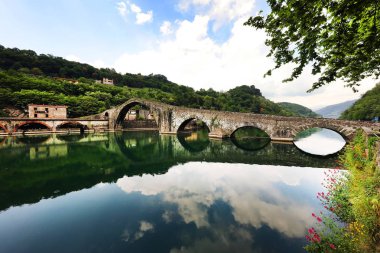 Bagni di Lucca, Toskana, İtalya, olarak da bilinen Şeytan Köprüsü Bridge'de Maddalena