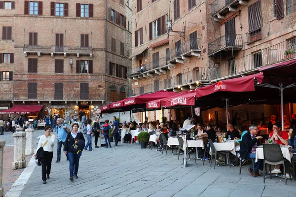 Tourists Enjoy Piazza Del Campo Square Siena Italy Historic Centre — Stock Photo, Image