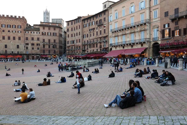 Los Turistas Disfrutan Piazza Del Campo Siena Italia Centro Histórico — Foto de Stock