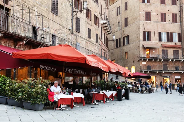 Tourists Enjoy Piazza Del Campo Square Siena Italy Historic Centre — Stock Photo, Image