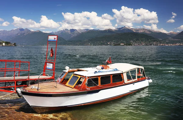 Wiosnę Krajobraz Europy Resort Jezioro Maggiore Włochy Stresa — Zdjęcie stockowe