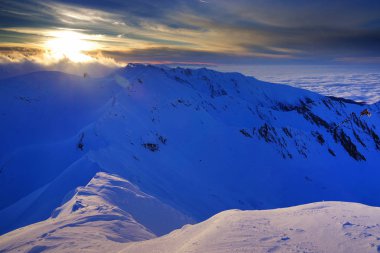 Muhteşem kış manzara Fagaras dağlar - Transilvanya Alpleri, Romanya, Europe