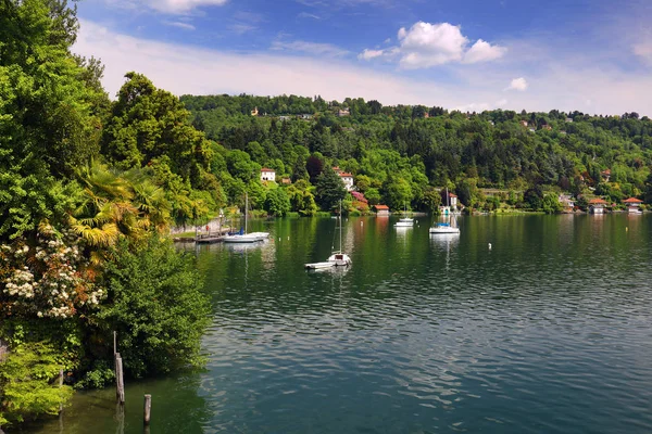 オルタ ジューリオ 有名なはオルタの西海岸のリゾート湖 イタリア ヨーロッパ — ストック写真