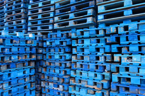 在运输公司码头使用的蓝色木制欧洲托盘库存 — 图库照片