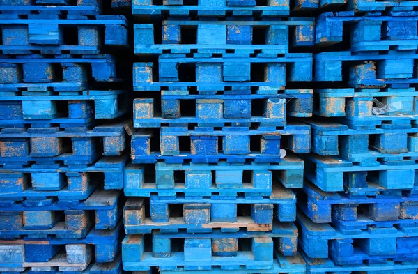 運送会社のドックで使用される青い木製ユーロ パレットの在庫 — ストック写真