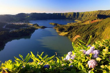 Günbatımı Laguna Verde ve Laguna Azul, Sete Cidades, Sao Miguel Island, Azores, Portekiz, Avrupa üzerinde ışık