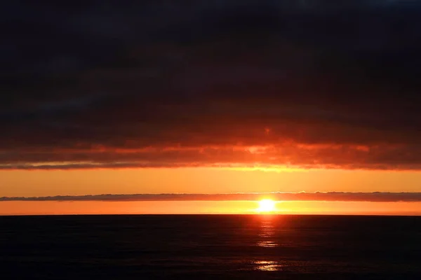 Ηλιοβασίλεμα Στον Ατλαντικό Ωκεανό — Φωτογραφία Αρχείου