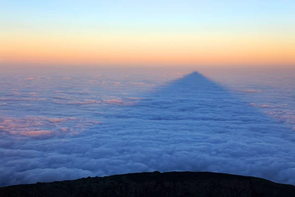 日出飞越大西洋 从微微火山 2351M 亚速尔群岛 葡萄牙 欧洲看到 — 图库照片