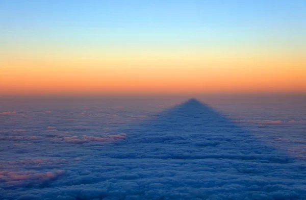 从葡萄牙亚速尔的皮科火山上看到大西洋上空的日出 — 图库照片