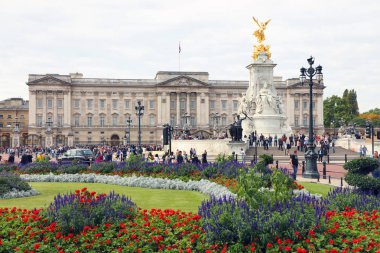 Kraliçe Victoria Anıtı ve Buckingham Sarayı Londra İngiltere'de