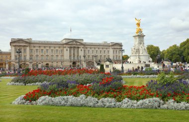 Kraliçe Victoria Anıtı ve Buckingham Sarayı Londra İngiltere'de