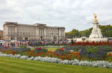 Kraliçe Victoria Anıtı ve Buckingham Sarayı Londra İngiltere'de