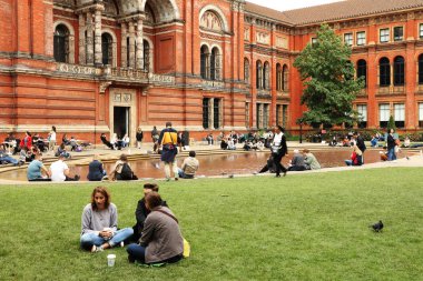 İnsanlar onların Pazar öğleden sonra Victoria ve Albert Müzesi, Londra, İngiltere, Europe avluda harcama