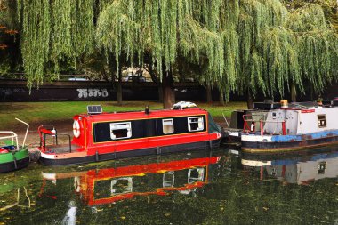 Küçük Venedik su channles ile renkli mavnalar, Londra, İngiltere, Europe