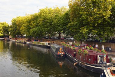 Küçük Venedik su channles ile renkli mavnalar, Londra, İngiltere, Europe