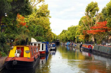 Küçük Venedik su channles ile renkli mavnalar, Londra, İngiltere, Europe