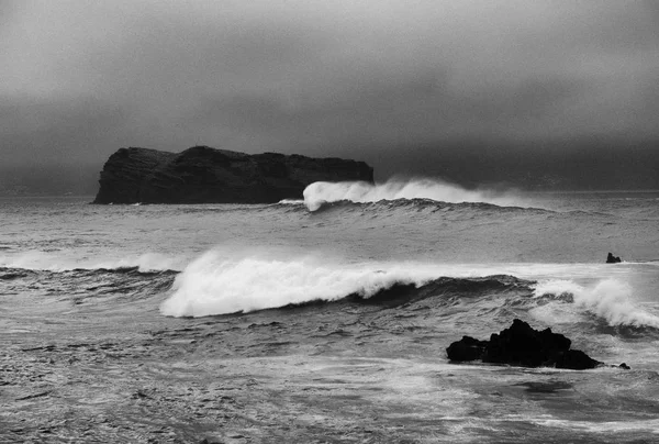 Onde Oceaniche Tempestose Sulla Riva Dell Isola Pico Azzorre Oceano — Foto Stock