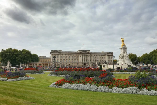 Touristes Devant Buckingham Palace Londres Royaume Uni Europe — Photo