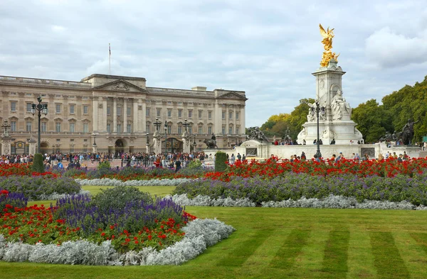 Turistler Önünde Buckingham Sarayı Londra Ngiltere Europe — Stok fotoğraf