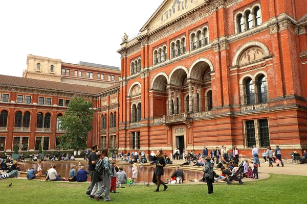 Personas Que Pasan Tarde Domingo Patio Del Victoria Albert Museum — Foto de Stock