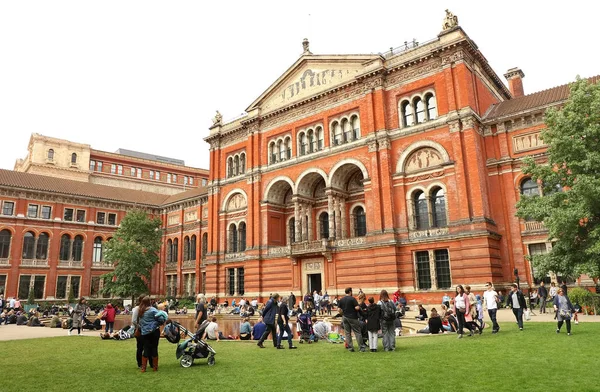 Personas Que Pasan Tarde Domingo Patio Del Victoria Albert Museum — Foto de Stock