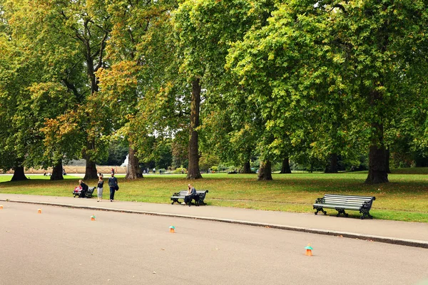 Menschen Gehen Hyde Park London Großbritannien — Stockfoto