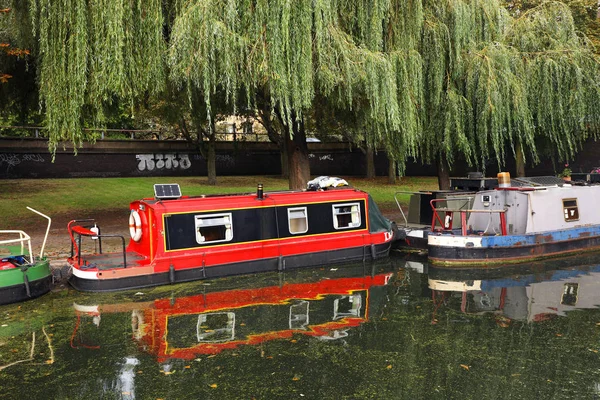 Pequeños Canales Agua Venecia Con Barcazas Colores Londres Reino Unido — Foto de Stock