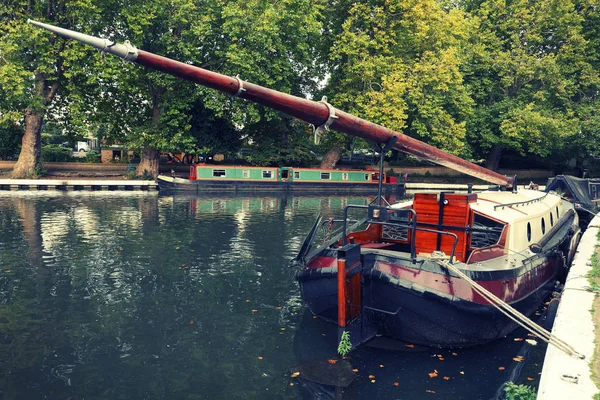 小威尼斯水通道与五颜六色的驳船 — 图库照片
