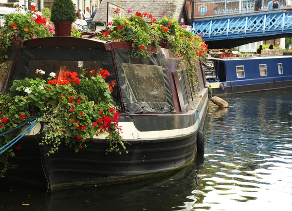 小威尼斯水通道与五颜六色的驳船 — 图库照片