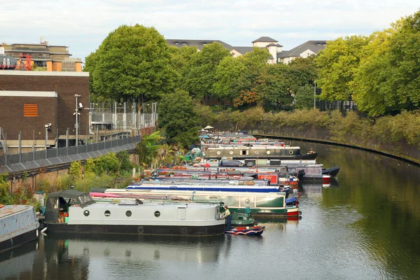 Små Vannkanaler Venezia Med Fargerike Lektere London Storbritannia Europa – stockfoto