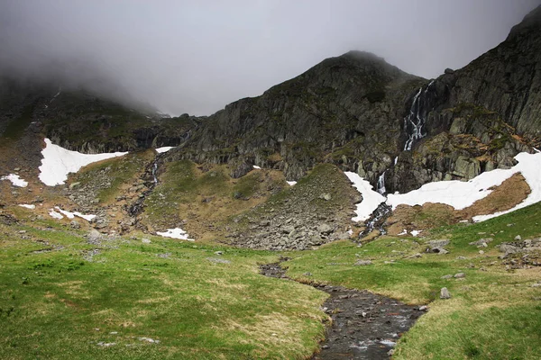 Lato Górskiej Scenerii Alpach Transylwanii Mglistej Chmury Deszczowe — Zdjęcie stockowe