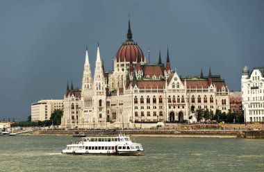 Macarca Parlemento Binası, olarak da bilinen Parlamento Budapest.One, Avrupa nın en eski yasama binalar, Macaristan'ın önemli bir dönüm noktası ve popüler bir turizm Budapeşte