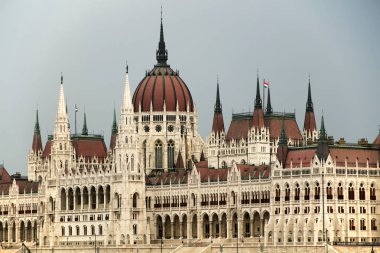 Macarca Parlemento Binası, olarak da bilinen Parlamento Budapest.One, Avrupa nın en eski yasama binalar, Macaristan'ın önemli bir dönüm noktası ve popüler bir turizm Budapeşte