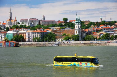 Budapeşte, Macaristan - 30 Mayıs 2018: nehir yolculuğu, kayan Otobüs gezi toprak ve su Budapeşte, Macaristan.