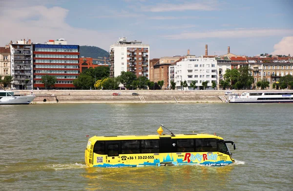 Budapeszt Węgry Maja 2018 Rzeką Pływający Autobus Zwiedzanie Lądzie Wodzie — Zdjęcie stockowe
