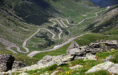 Yaz Transfagarasan geçirin. Karpat Dağları Romanya, dünyadaki en muhteşem dağ yolları crossing