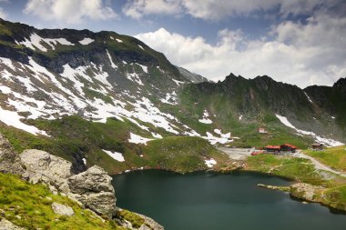 Yaz manzara Balea göl dağ Fagaras Dağları, Karpatlar, Romanya