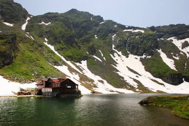 Fagaras Dağları 'ndaki Balea Gölü Chalet, Karpatlar, Romanya