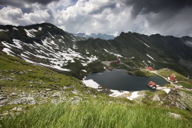Yaz manzara Balea göl dağ Fagaras Dağları, Karpatlar, Romanya