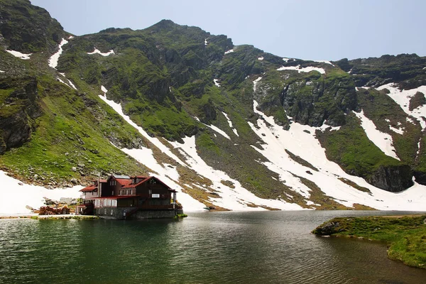 罗马尼亚喀尔巴阡山脉的Balea Lake Chalet — 图库照片