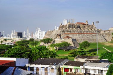 San Felipe de Barajas Kalesi Cartagena Kolombiya. Kolombiya Cartagena de Indias şehir manzaralı bir tepenin üzerinde kalesidir