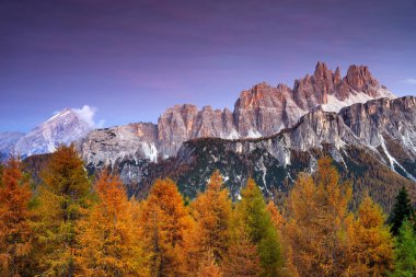 Gün batımı manzarasına Cima Ambrizzola Croda da Lago, Dolomites dağlar, İtalya, Europe