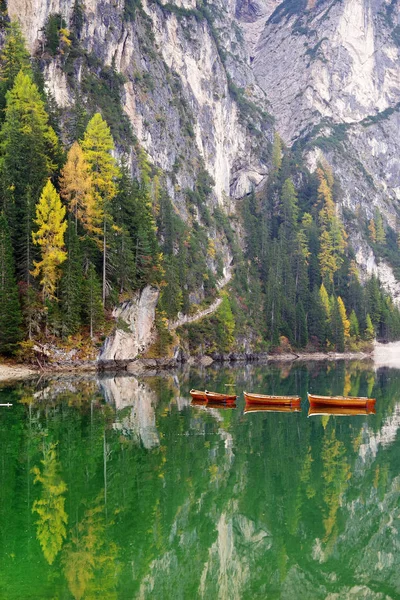 View Braies Lake Colorful Autumn Landscape Italian Dolomites Alps Pusteria — Stock Photo, Image