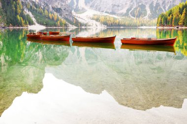 Sonbahar gün ışığına Dolomit Alpler, İtalya, Avrupa'nın Gölü Braies üzerinde