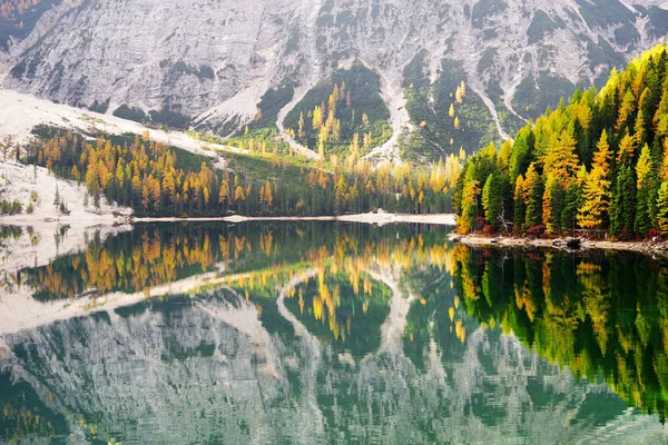 Lago Braies Nascer Sol Outono Dolomites Itália — Fotografia de Stock