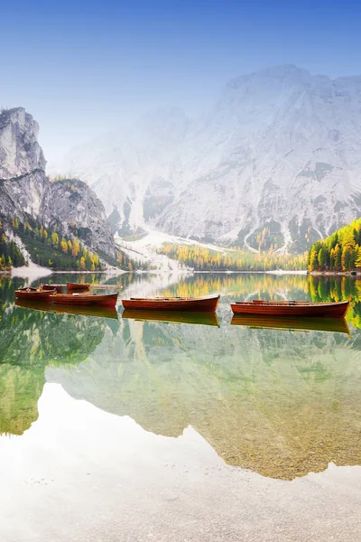 Lago Braies All Alba Autunno Nelle Dolomiti — Foto Stock