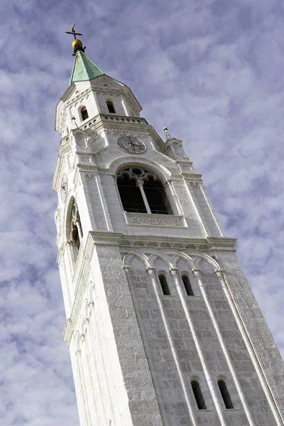 Wieża Parafii Kościoła Santi Filippo Giacomo Apostoli Cortina Ampezzo Włochy — Zdjęcie stockowe