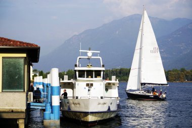 Iseo Gölü'nde turistik tekne, İtalya, Avrupa