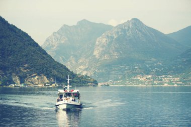Iseo Gölü'nde turistik tekne, İtalya, Avrupa