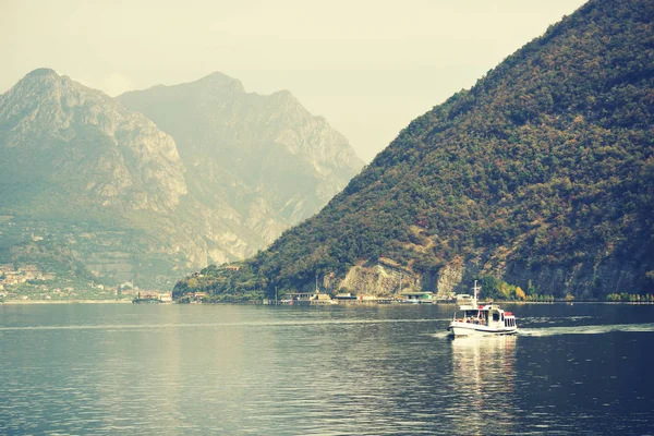 Iseo Gölü'nde turistik tekne, İtalya, Avrupa